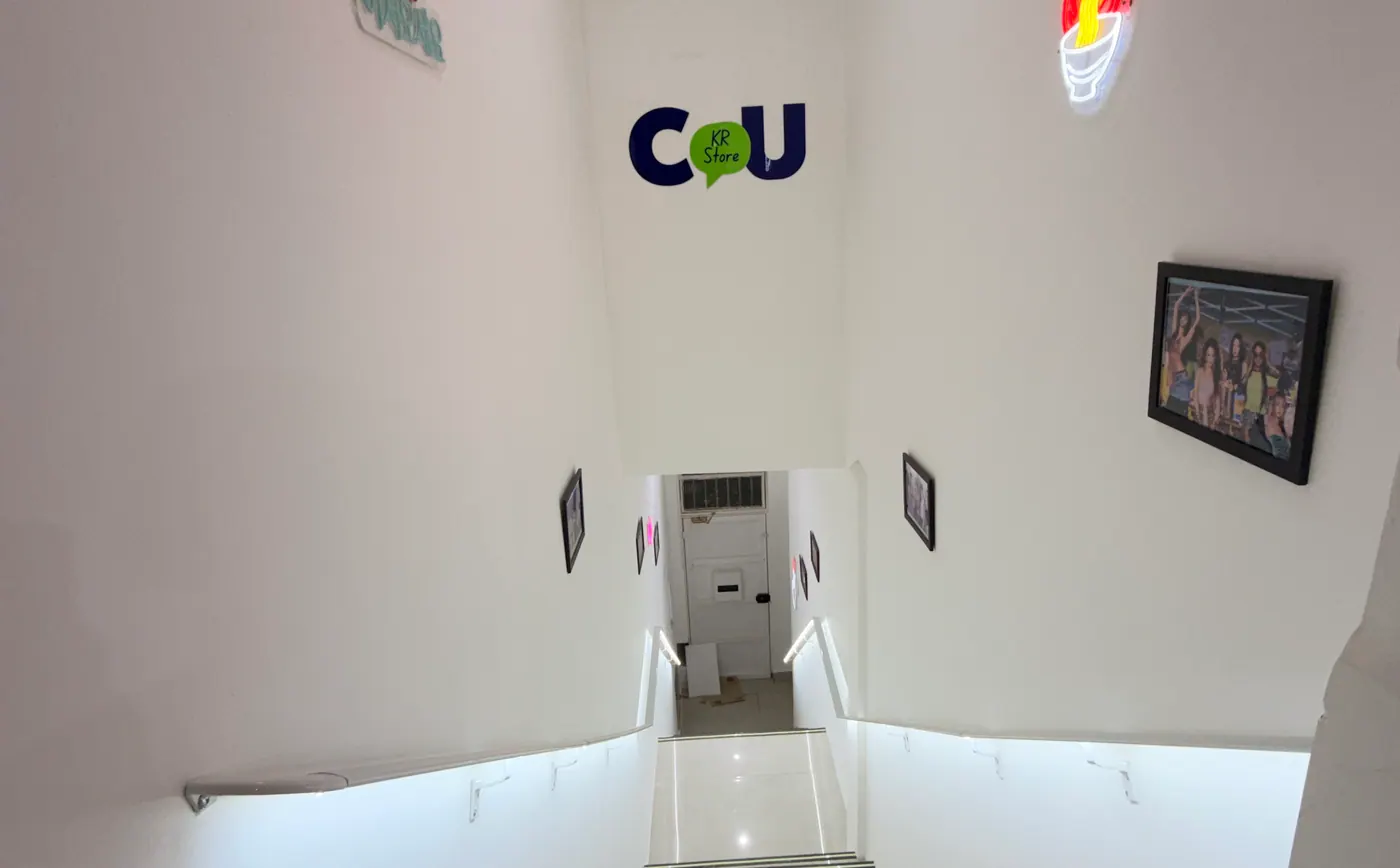 Escada interna da loja, com acabamento e sinalização instalados